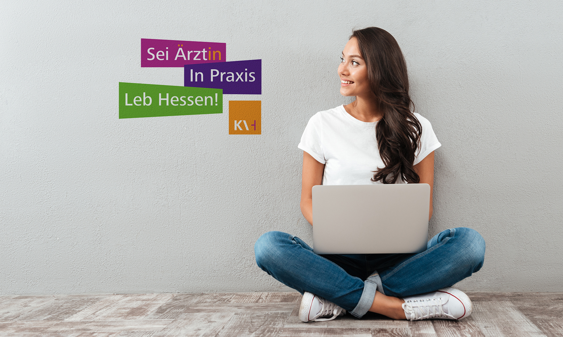 Frau mit Laptop, an der Wand das Logo des Ärztlichen Kompetenzzentrums